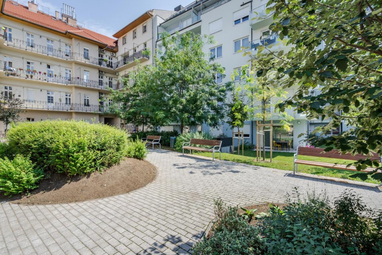Bpr Galactic Empire Home With Balcony Budapest Luaran gambar
