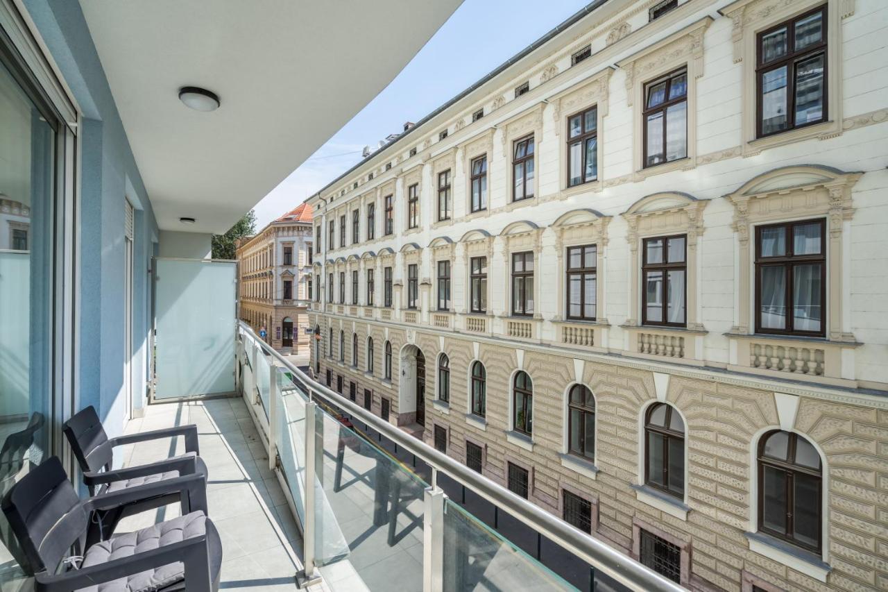 Bpr Galactic Empire Home With Balcony Budapest Luaran gambar