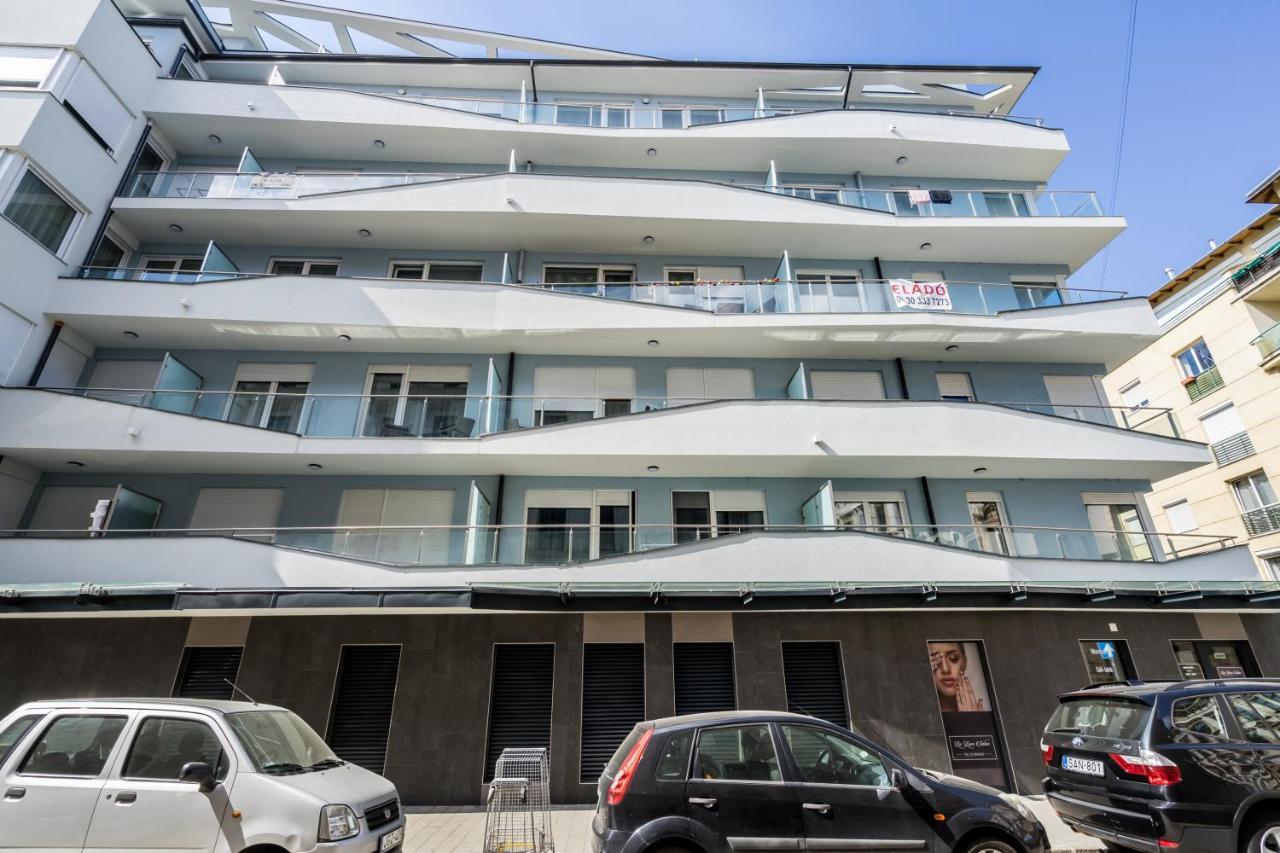 Bpr Galactic Empire Home With Balcony Budapest Luaran gambar