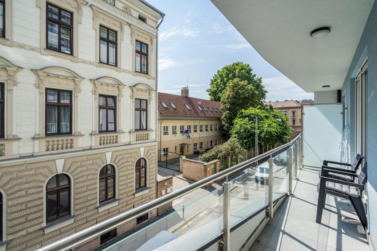 Bpr Galactic Empire Home With Balcony Budapest Luaran gambar